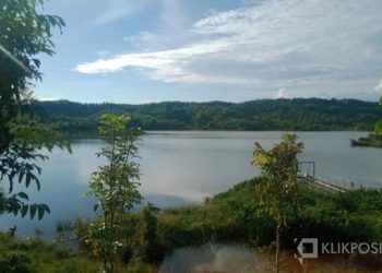 Danau Indah Parik yang terletak di Nagari Parit, Kecamatan Koto Balingka, Kabupaten Pasaman Barat