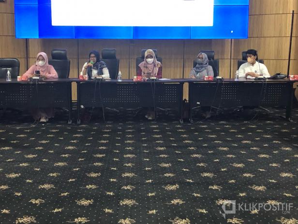 Pemateri sedang memberikan materi tentang permodalan UMKM