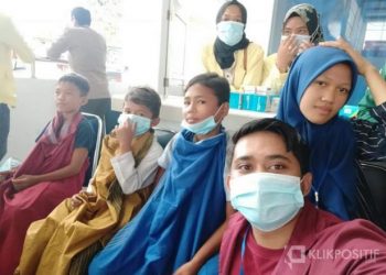 Ketua IMKP Agastya Geovano dan panitia bersama para anak yang sudah di khitan