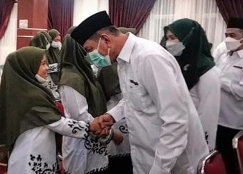 Bupati Pessel, Rusma Yul Anwar saat melepas kafilah Pessel mengikuti MTQ Nasional XXXIX Tingkat Provinsi Sumatera Barat ke Kota Padang Panjang