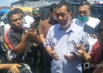 Bupati Pessel, Rusma Yul Anwar saat menyambangi korban kebakaran di Pasar Kambang Lengayang-Pessel
