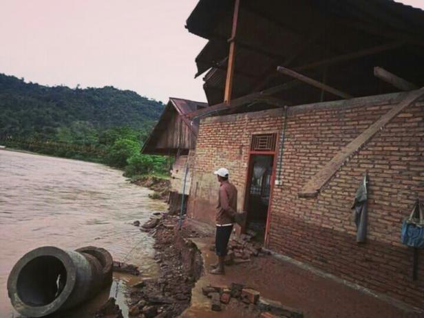 Terjangan Banjir Rusak Jembatan Dan Rumah Di Lengayang Pessel Media Generasi 5966