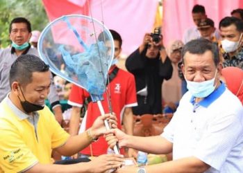 Bupati Pessel, Rusma Yul Anwar bersama masyarakat disela kegiatannya