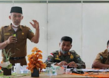 Sekda Pessel, Mawardi Roska saat memimpin rapat koordinasi Tim Satgas Covid-19 Pessel