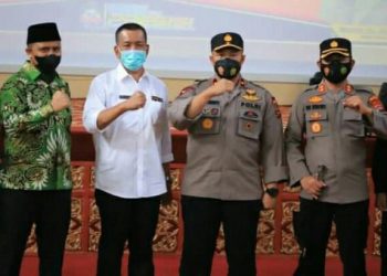 Bupati Rusma Yul Anwar bersama Wakapolda Sumbar, Brigjen Pol. Edi Mardianto usai meninjau Sumdarsin di Painan