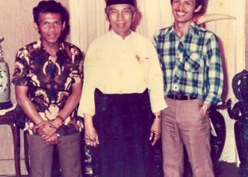 Syahdanur muda (kiri) usai mewawancarai mantan Wapres Adam Malik 1984 bersama tim Harian Mardeka M Darlis (almarhum)