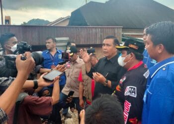 Bupati Solok, H. Epyardi Asda bersama sejumlah pejabat saat memberikan keterangan pada wartawan.