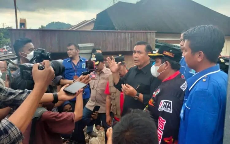 Bupati Solok, H. Epyardi Asda bersama sejumlah pejabat saat memberikan keterangan pada wartawan.