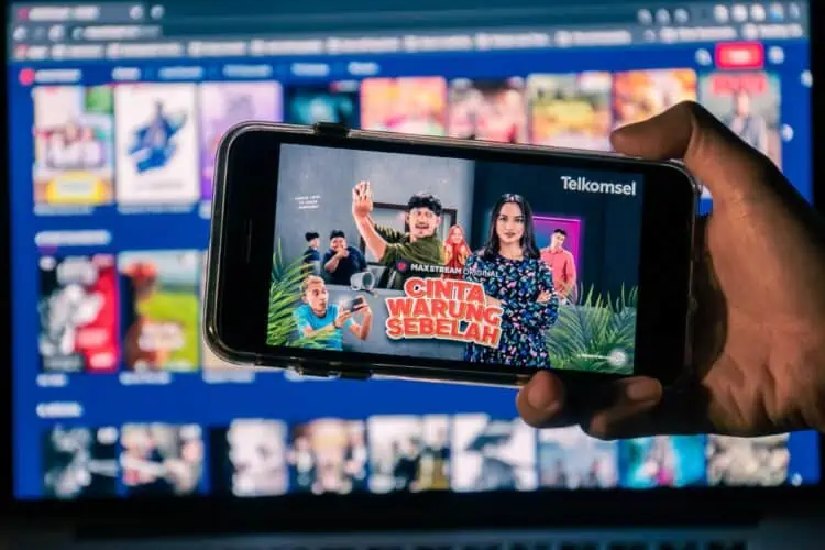 Telkomsel melalui unit bisnis MAXstream merilis film orisinal berjudul "Cinta Warung Sebelah" yang dapat disaksikan secara eksklusif