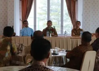 Bupati Solok, H. Epyardi Asda saat berdiskusi dengan puluhan anggota DPRD Kabupaten Solok.(Ist)