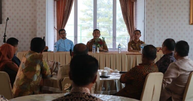 Bupati Solok, H. Epyardi Asda saat berdiskusi dengan puluhan anggota DPRD Kabupaten Solok.(Ist)