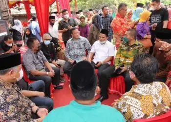 Wali Kota Solok, H. Zul Elfian Umar berdiskusi dengan Wagub Sumbar, Audy Joinaldy dan sejumlah tokoh Kota Solok di rumah gadang Angku Marah Adin.(Prokomp)