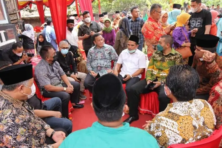 Wali Kota Solok, H. Zul Elfian Umar berdiskusi dengan Wagub Sumbar, Audy Joinaldy dan sejumlah tokoh Kota Solok di rumah gadang Angku Marah Adin.(Prokomp)