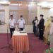 Wakil Wali Kota Solok, Ramadhani Kirana Putra mengambil sumpah jabatan 16 pejabat yang dilantik.(Prokomp)