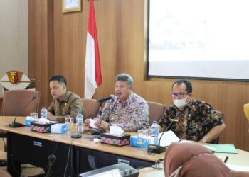 Wali Kota Solok, H. Zul Elfian Umar (tengah) membuka forum konsultasi publik Ranwal RKPD 2023.(Prokomp)