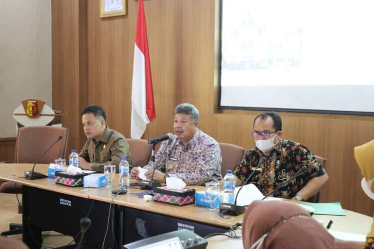 Wali Kota Solok, H. Zul Elfian Umar (tengah) membuka forum konsultasi publik Ranwal RKPD 2023.(Prokomp)