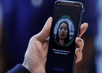 Fitur baru iOS 15 membuat pengguan bisa gunakan Face ID dengan masker