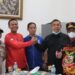 Salam komando, Ketua DPP PAN, Epyardi Asda bersalaman dengan Wali Kota Pariaman, Genius Umar saat bersilaturahmi di Padang Pariaman. Hadir pengurus DPW dan sejumlah kepala daerah dari PAN.(Ist)