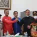 Salam komando, Ketua DPP PAN, Epyardi Asda bersalaman dengan Wali Kota Pariaman, Genius Umar saat bersilaturahmi di Padang Pariaman. Hadir pengurus DPW dan sejumlah kepala daerah dari PAN.(Ist)