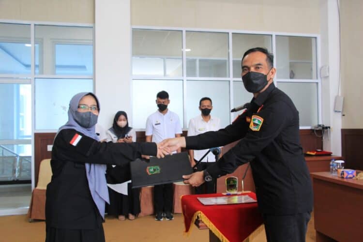 Sekda Kabupaten Solok, Medison (kanan) menyerahkan SK pengangkatan Kabag SDA Setda Kabupaten Solok, dr. Maryetti Marwazi.(Ist)