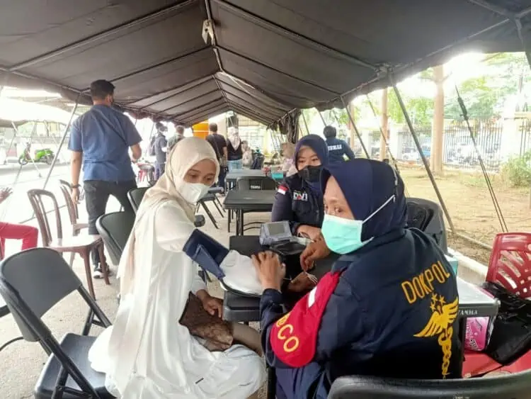 Kepala  Unit Humas & Kesekretariatan PT Semen Padang Nur Anita Rahmawati  ikut vaksinasi booster di Mapolda Sumbar, sebagai bentuk dukungan terhadap kegiatan yang dilaksanakan Polda Sumbar bagi insan jurnalis, Kamis (3/2/2022),