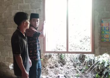 Wawako Solok, Ramadhani Kirana Putra meninjau kondisi rumah rumah warga rusak parah usai dihantam longsor di kawasan Laing, Kota Solok.(Ist)