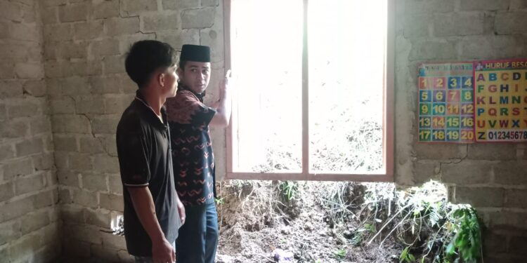 Wawako Solok, Ramadhani Kirana Putra meninjau kondisi rumah rumah warga rusak parah usai dihantam longsor di kawasan Laing, Kota Solok.(Ist)