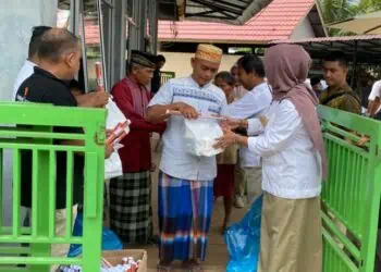 Jumat Berkah bersama Gerindra yang dilakukan di Masjid Nurul Hidayah, Indarung, Lubuk Kilangan.