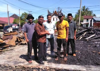 Pengurus Porbbi Sunbar serahkan bantuan untuk korban kebakaran di Tarusan, Pessel.