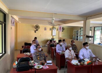 Wakil Ketua dan Sekretaris DPW LDII Sumatera Barat Buya Ahmad Nasir dan Mario Sofia Nasution dan pengurus mengikuti webinar nasional bersama Kasubdit Bin Tibsos Ditbinmas Polda Sumbar AKBP Ichwan serta Kasat Binmas Polresta Padang Kompol Darto di studio DPW LDII Sumbar di Padang.