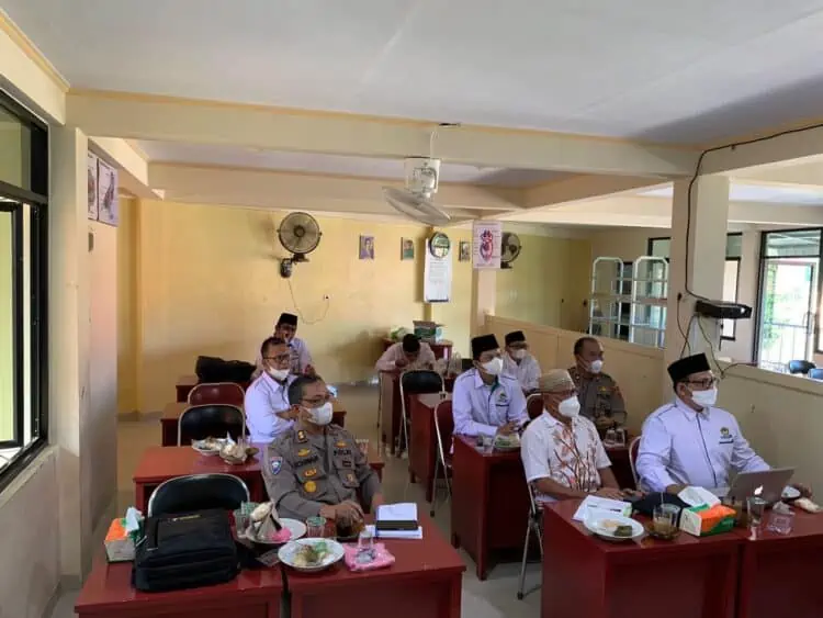 Wakil Ketua dan Sekretaris DPW LDII Sumatera Barat Buya Ahmad Nasir dan Mario Sofia Nasution dan pengurus mengikuti webinar nasional bersama Kasubdit Bin Tibsos Ditbinmas Polda Sumbar AKBP Ichwan serta Kasat Binmas Polresta Padang Kompol Darto di studio DPW LDII Sumbar di Padang.