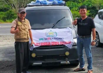 Wakil Ketua Baznas PT Semen Padang Rinold Thamrin (kanan) dan Kepala Pelaksana Harian UPZ Baznas Semen Padang Muhammad Arif (kiri)   melepas  bantuan bantuan  logistik dan sembako  untuk korban gempa Pasaman Barat, Sabtu (26/2/2022).