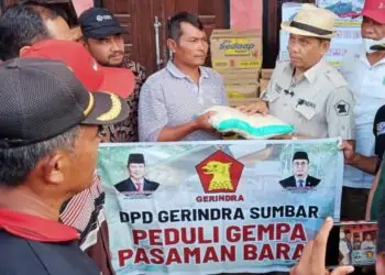 Pengurus DPD Gerindra Sumbar menyerahkan bantuan untuk korban gempa bumi di Pasaman Barat dan Pasaman.