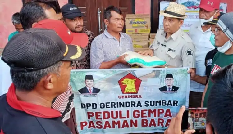 Pengurus DPD Gerindra Sumbar menyerahkan bantuan untuk korban gempa bumi di Pasaman Barat dan Pasaman.