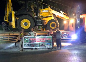 Pengiriman alat berat jenis backhoe loader milik Kabupaten Solok ke Pasaman Barat.(Ist)