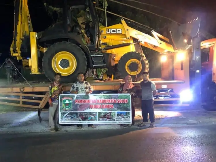 Pengiriman alat berat jenis backhoe loader milik Kabupaten Solok ke Pasaman Barat.(Ist)