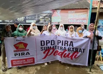 PD Perempuan Indonesia Raya (PIRA) Sumbar foto bersma usai menyerahkan bantuan untuk korban bencana gempa bumi di Kabupaten Pasaman Barat (Pasbar) dan Pasaman.