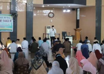 Wali Kota Solok, H. Zul Elfian saat memberikan tausiah singkat dalam peringatan Isra Mikraj di Masjid Agung Al-Muhsinin, Kota Solok.(Ist)