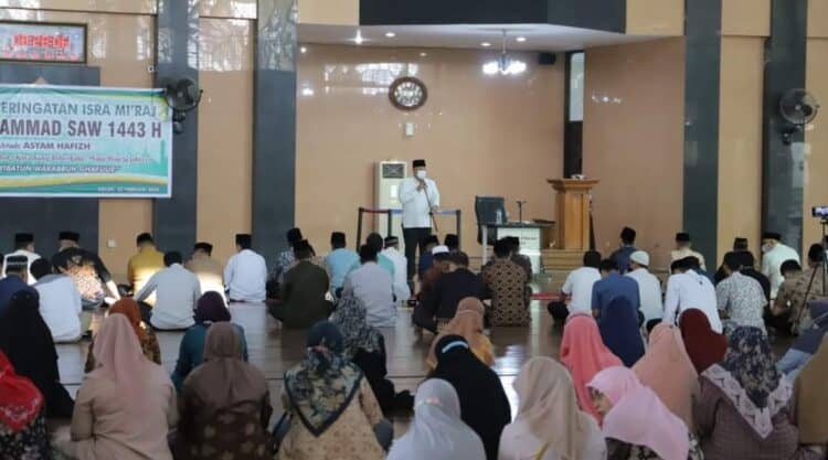 Wali Kota Solok, H. Zul Elfian saat memberikan tausiah singkat dalam peringatan Isra Mikraj di Masjid Agung Al-Muhsinin, Kota Solok.(Ist)