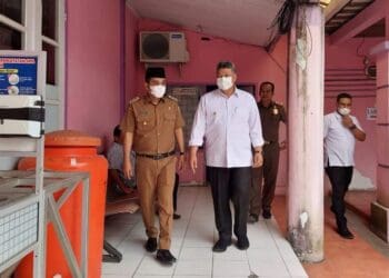 Wako dan Wawako Solok meninjau kantor Disdukcapil dan Satpol PP eks klinik Tumbang, Kota Solok.(Prokomp)