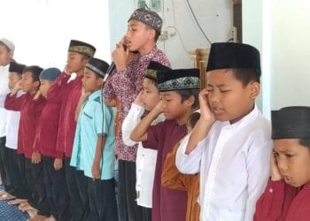 Puluhan anak-anak MDTA Masjid Al-Ikhlas saat mengumandangkan suara azan melalui pengeras suara.(Klikpositif)