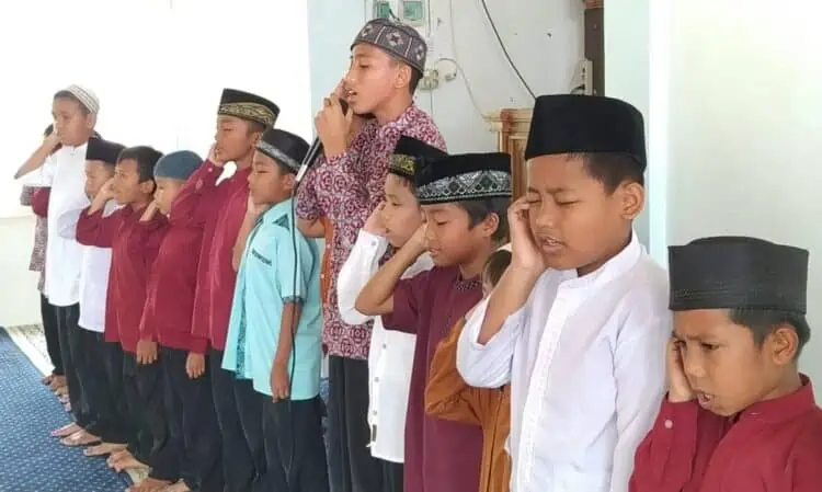 Puluhan anak-anak MDTA Masjid Al-Ikhlas saat mengumandangkan suara azan melalui pengeras suara.(Klikpositif)