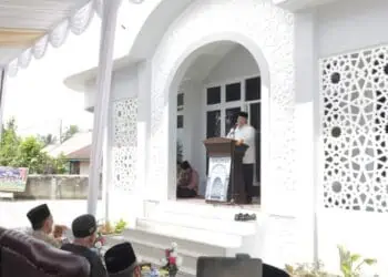 Wali Kota Solok, H. Zul Elfian Umar meresmikan masjid Al-Munawarah Kampung Baru, Kota Solok.(Prokomp)