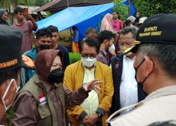 Menteri Sosial (mensos) Tri Rismaharini mengunjungi korban gempa bumi bermagnitudo 6,2 di Nagari Kajai, Kecamatan Talamau Kabupaten Pasaman Barat