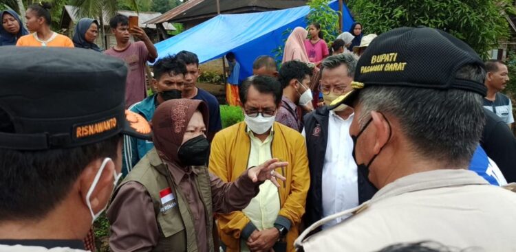Menteri Sosial (mensos) Tri Rismaharini mengunjungi korban gempa bumi bermagnitudo 6,2 di Nagari Kajai, Kecamatan Talamau Kabupaten Pasaman Barat