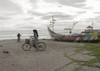 Warga Pariaman masih ada yang BAB di pantai