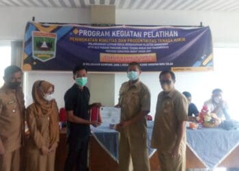 Pelaksanaan pelatihan cukur gratis tahun 2021 yang dilakukan DPM PTSP  bagi masyarakat Kota Solok.(Ist)