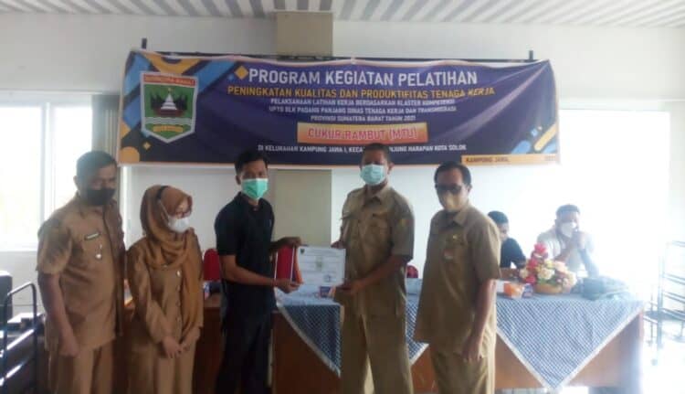 Pelaksanaan pelatihan cukur gratis tahun 2021 yang dilakukan DPM PTSP  bagi masyarakat Kota Solok.(Ist)