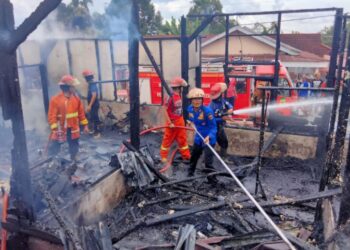 Proses pemadaman kebakaran di Nagari Lawang Mandahiling Tanah Datar