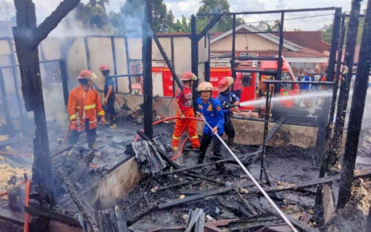 Proses pemadaman kebakaran di Nagari Lawang Mandahiling Tanah Datar
